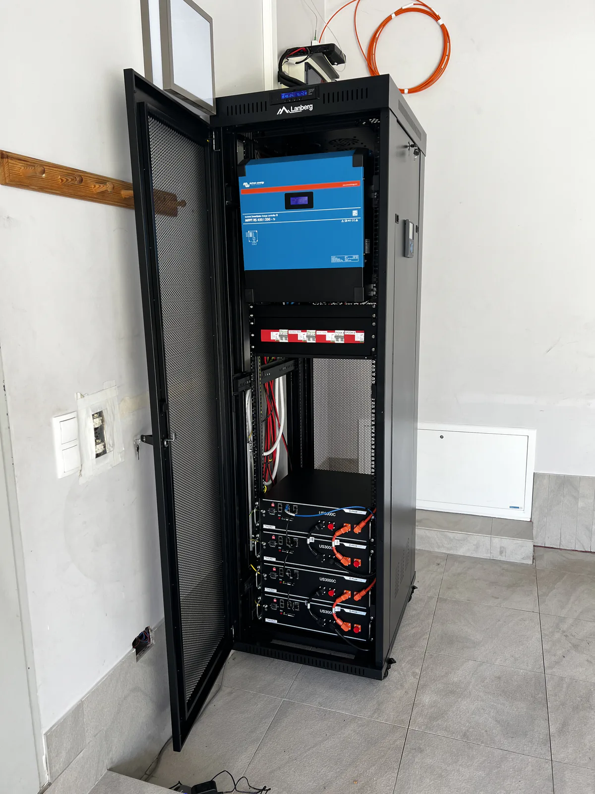 Efektywność ładowania paneli słonecznych przez regulator MPPT — instalacja Victron, Warszawa Fletniowa