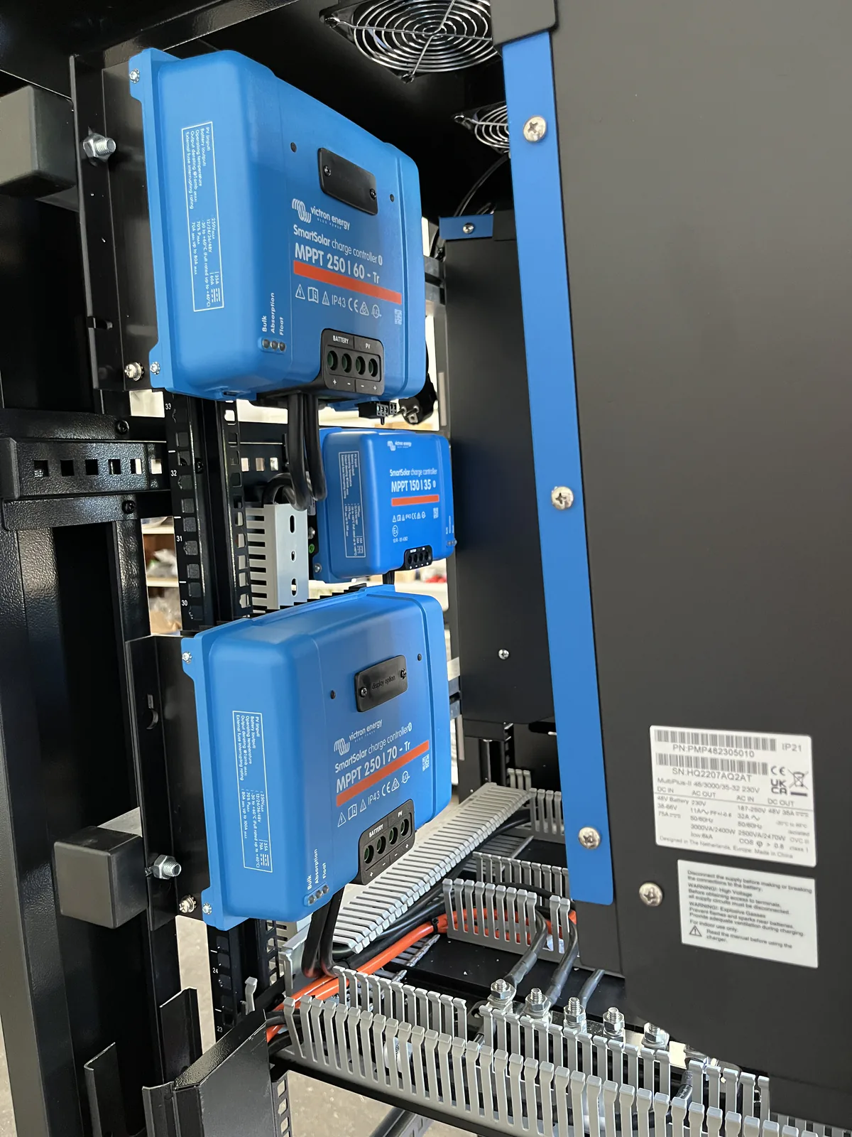 Wybór odpowiedniego regulatora MPPT i napięcia wyjściowego — Victron 3x3kVA + Pylontech 10,11 kWh, Milanówek